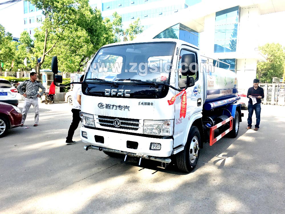 到湖北程力集團(tuán)訂購(gòu)灑水車，現(xiàn)貨供應(yīng)隨時(shí)出發(fā)