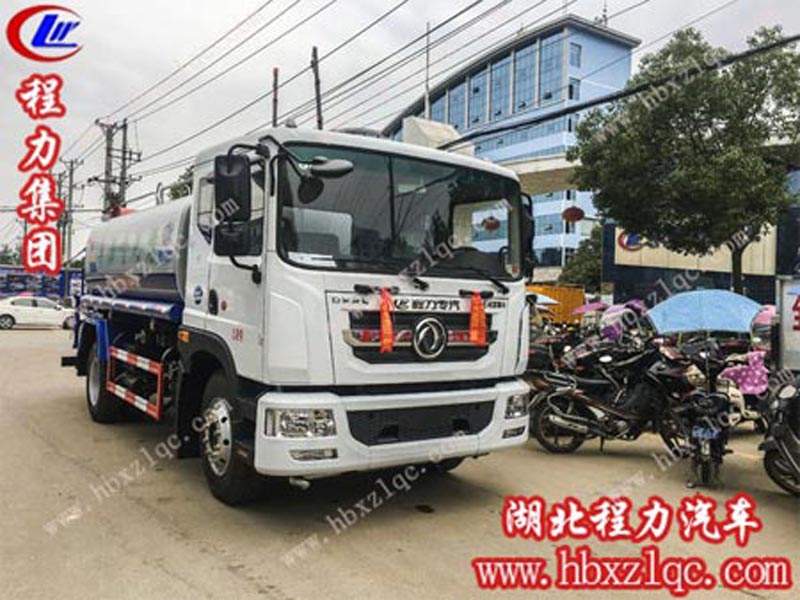 東風D9噴霧車整裝完畢，奔赴“戰(zhàn)場”