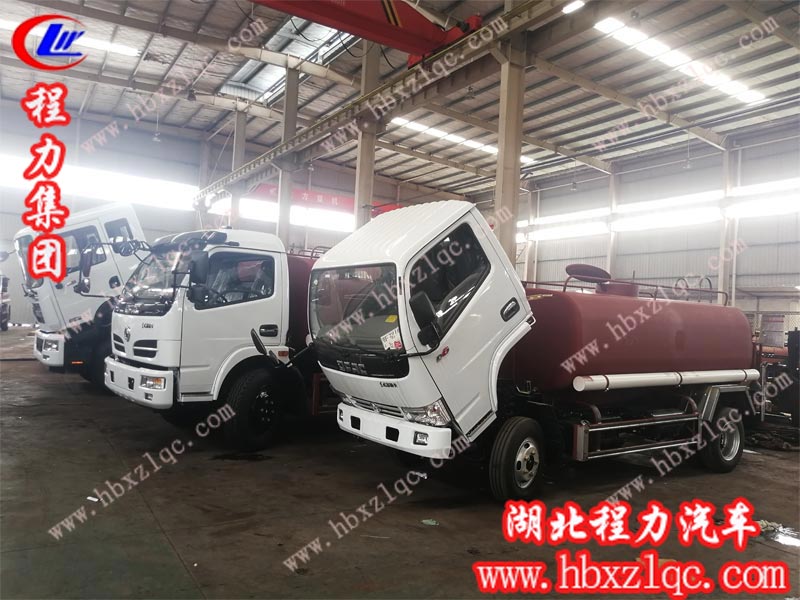 程力專用汽車股份有限公司灑水車披上華麗外衣，榮登閃亮舞臺