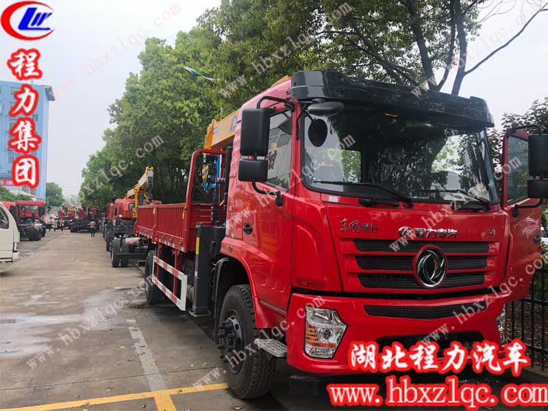 東風(fēng)暢行隨車吊已經(jīng)完工，停在車間門口