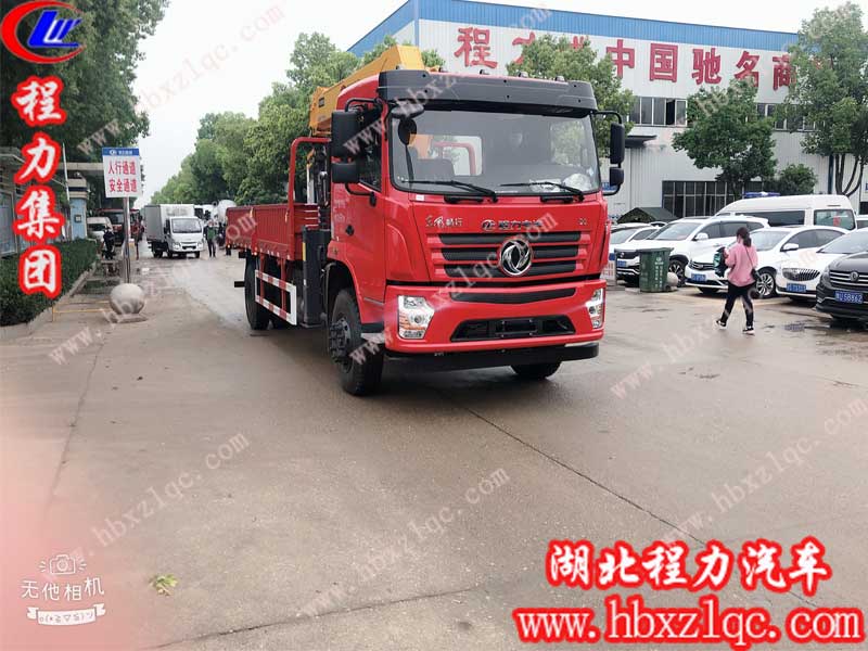 東風(fēng)暢行隨車吊準備出廠