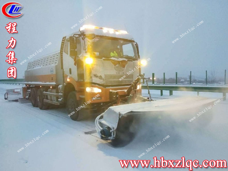 還在使用人工除雪鏟嗎？大雪紛飛的北方已經(jīng)用上湖北程力集團(tuán)的最新除雪車