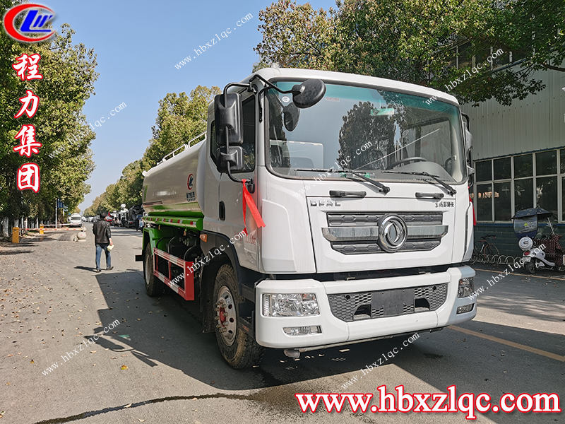 二月的天氣似六月，吉林客戶來程力集團自提東風D9灑水車