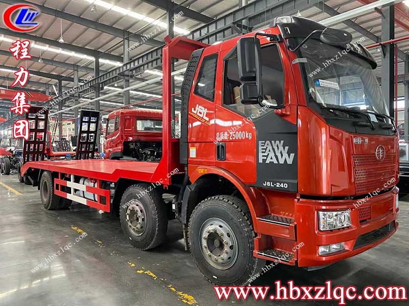 湖北程力解放J6小三軸平板運輸車，采用新型低平板設(shè)計，重心底，機械更穩(wěn)