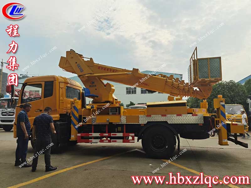 湖北程力新鮮出爐進(jìn)口臂32米天錦直臂高空作業(yè)車，客戶正在驗(yàn)車
